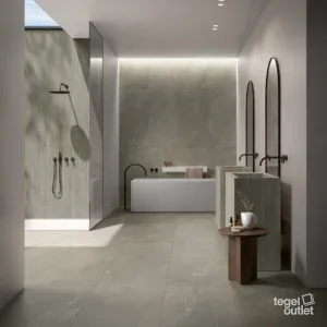 Photo d'ambiance : salle de bains avec sol et murs en carreaux taupe aspect pierre naturelle