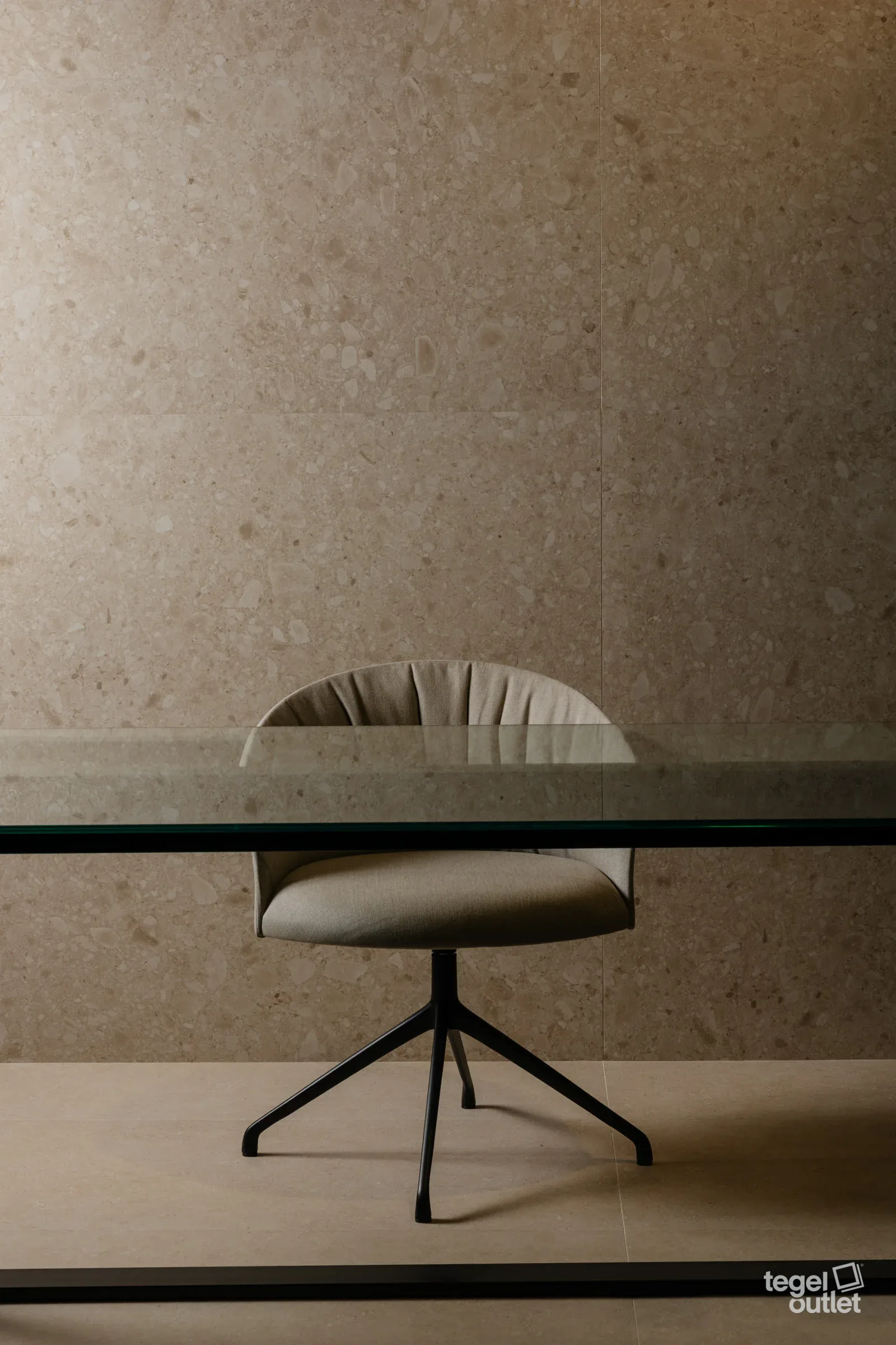 Kalksten Earth 60x60 in een interieur
