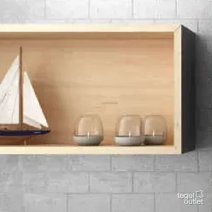 Photo d'ambiance : mur de salle de bains en carreaux blancs brillants avec un petit meuble mural en bois