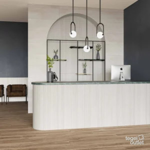 Ecoceramic Kootenai Natural houtlook vloer in een onthaalruimte