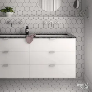 Sfeerbeeld: badkamer met witte zeshoekige tegels op wand en vloer, met donkere voeg