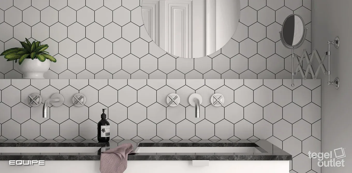 Photo d'ambiance : mur de salle de bains en carreaux hexagonaux blancs au-dessus d'un meuble lavabo