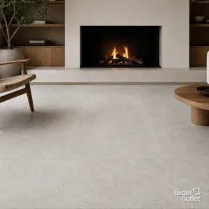 Sfeerbeeld (illustratie): woonkamer met open haard en een vloer in lichtgrijze tegels