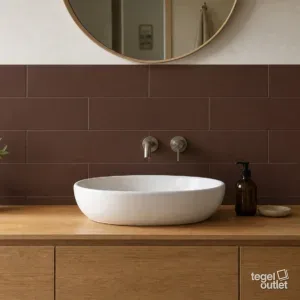 Sfeerbeeld (illustratie): badkamer met een vrijstaand bad en een wand in glanzende chocoladebruine tegels