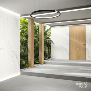 Luna Blanca – hal met grootformaatplaten Ape Luna Blanca marmerlook platen op vloer en wand in een hal