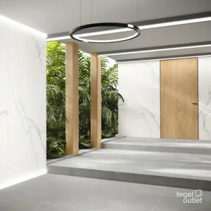 Luna Blanca – hal met grootformaatplaten Ape Luna Blanca marmerlook platen op vloer en wand in een hal