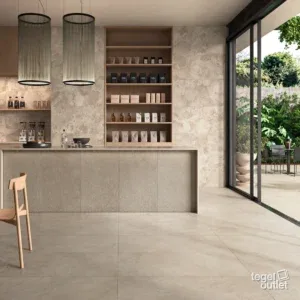 Sfeerbeeld: koffiebar met een vloer in zandbeige tegels, wanden in een decor uit dezelfde reeks en een terras erachter