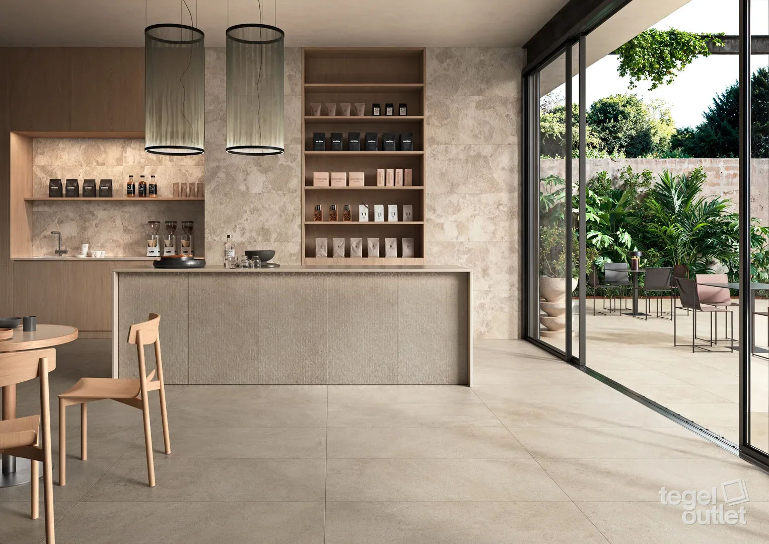 Sfeerbeeld: koffiebar met een vloer in zandbeige tegels, wanden in een decor uit dezelfde reeks en een terras erachter