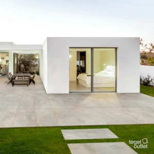 Energieker Magnetic Grey 60×120 tegels op een terras bij een moderne woning