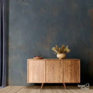 Energieker Magnetic Blue 120×280 wand achter een houten dressoir
