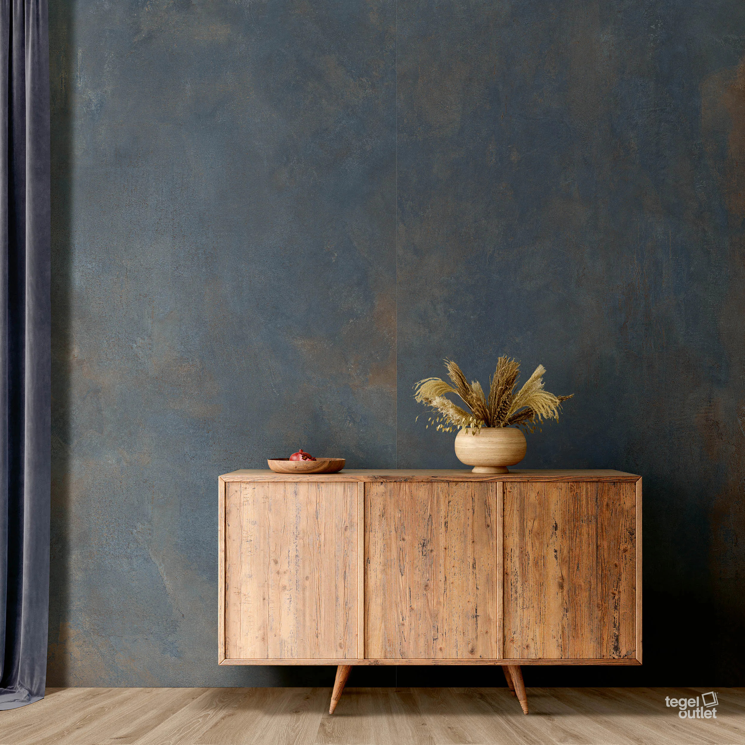 Energieker Magnetic Blue 120×280 wand achter een houten dressoir