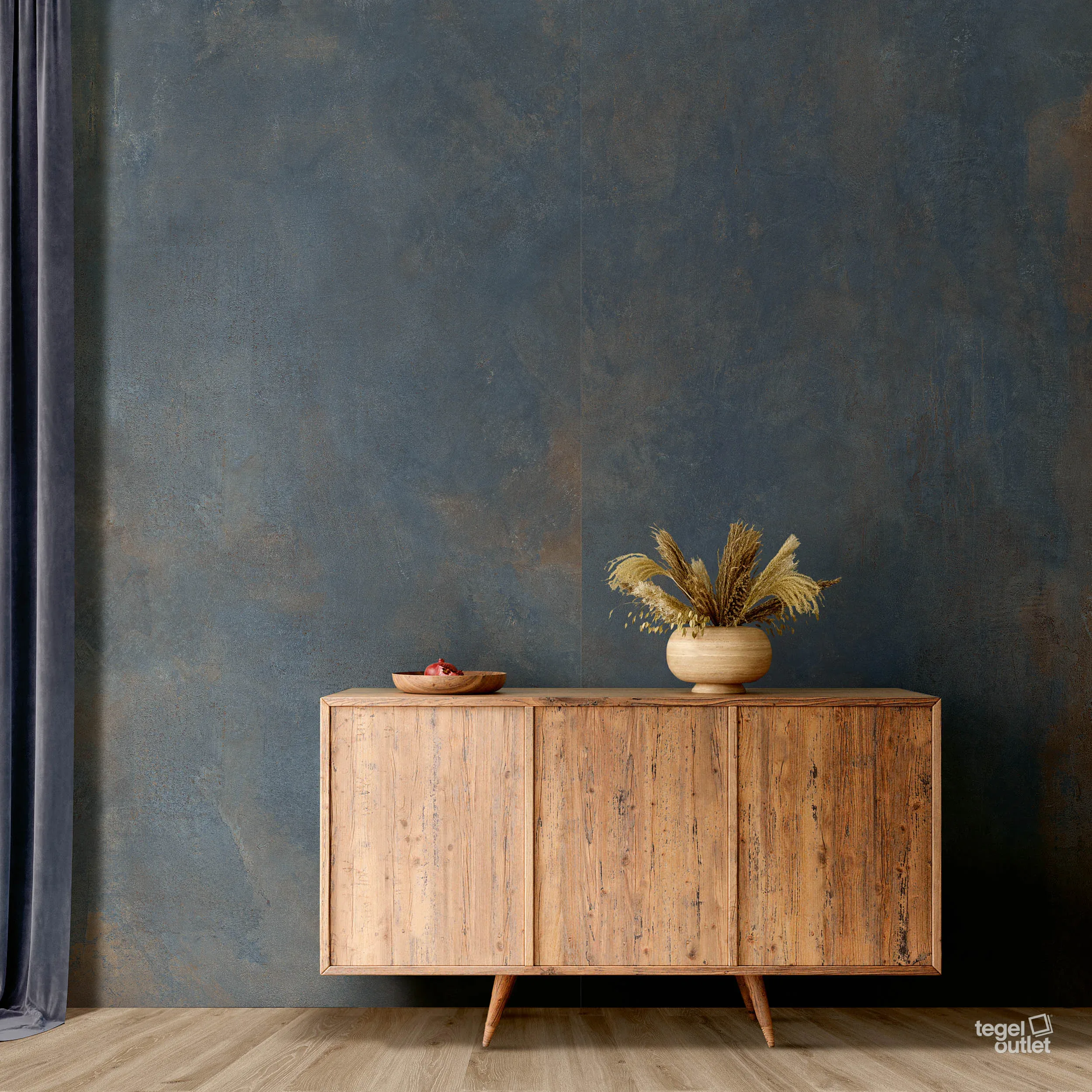 Energieker Magnetic Blue 120×280 wand achter een houten dressoir