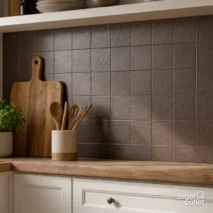 Sfeerbeeld (illustratie): keuken met een spatwand in kleine donkerbruine vierkante tegels
