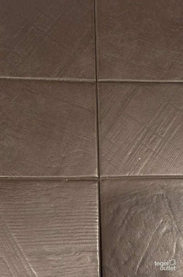 Materia Wenge 10x10: zes kleine vierkante tegels in donkerbruin met een grijze ondertoon en een gekraste tekening