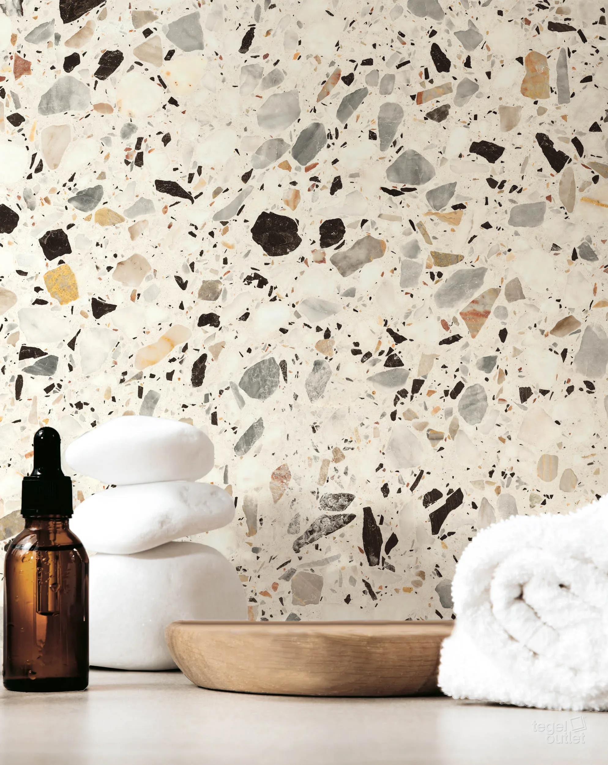 Mur effet terrazzo Energieker Medley Cream 60×120 avec accessoires de salle de bains
