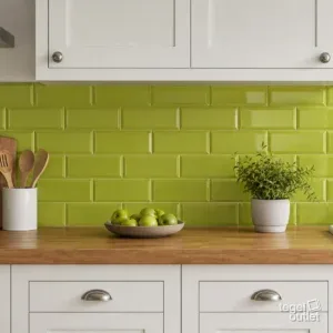 Sfeerbeeld (illustratie): keuken met een spatwand in glanzende appelgroene metrotegels