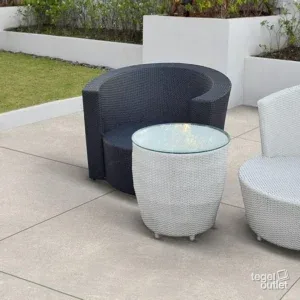 Sfeerbeeld: tuinterras met twee loungestoelen op lichtgrijze tegels