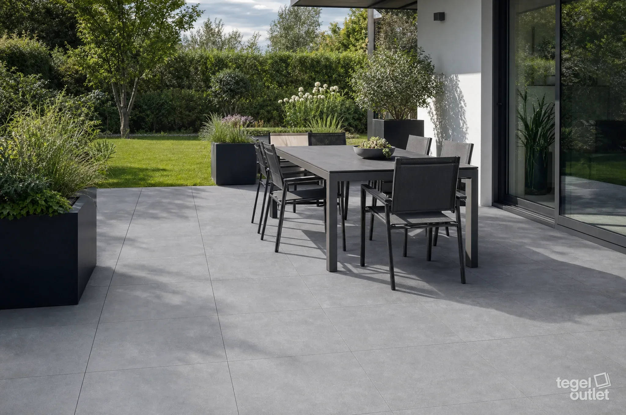 Moon Dark Grey 60x60x2cm in een interieur