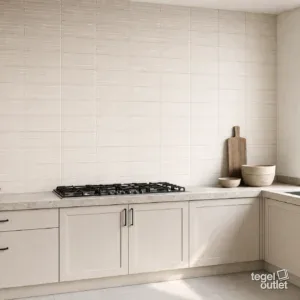 Sfeerbeeld (illustratie): wand in badkamer of keuken met tegels in beige
