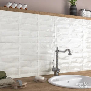 Ecoceramic Pool White glanzende wandtegels met bakstenen reliëf in een badkamer