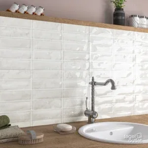 Ecoceramic Pool White glanzende wandtegels met bakstenen reliëf in een badkamer