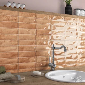Ecoceramic Pool Cotto glanzende wandtegels met bakstenen reliëf in een badkamer