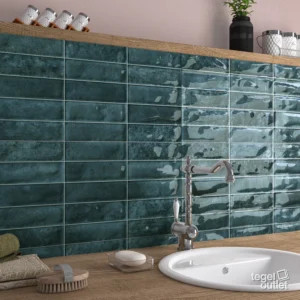 Ecoceramic Pool Blue glanzende wandtegels met bakstenen reliëf in een badkamer