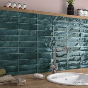 Ecoceramic Pool Blue glanzende wandtegels met bakstenen reliëf in een badkamer