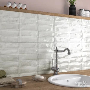Ecoceramic Pool Grey glanzende wandtegels met bakstenen reliëf in een badkamer