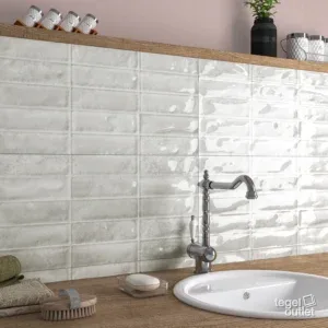 Ecoceramic Pool Grey glanzende wandtegels met bakstenen reliëf in een badkamer