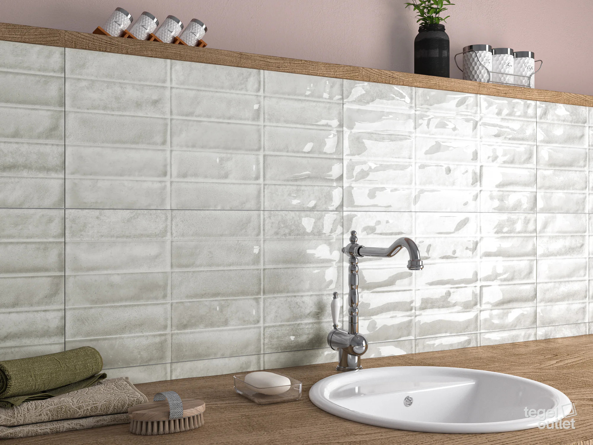 Ecoceramic Pool Grey glanzende wandtegels met bakstenen reliëf in een badkamer
