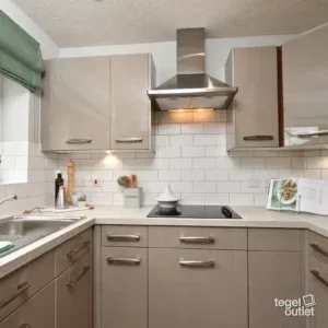 Prismatics White Satin 15x15 in een interieur