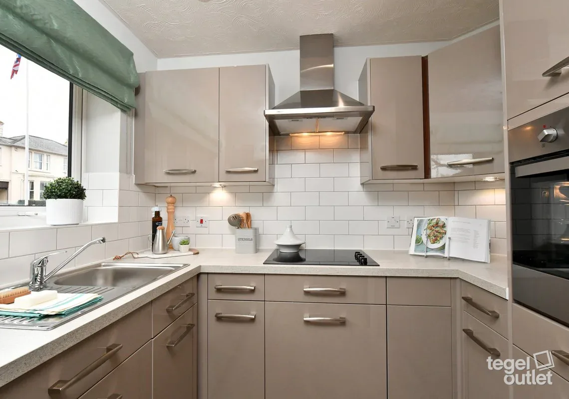 Prismatics White Satin 15x15 in een interieur