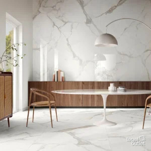 Saime Royal White gepolijste platen 120×278 als wand en matte 120×120 als vloer in een woonkamer