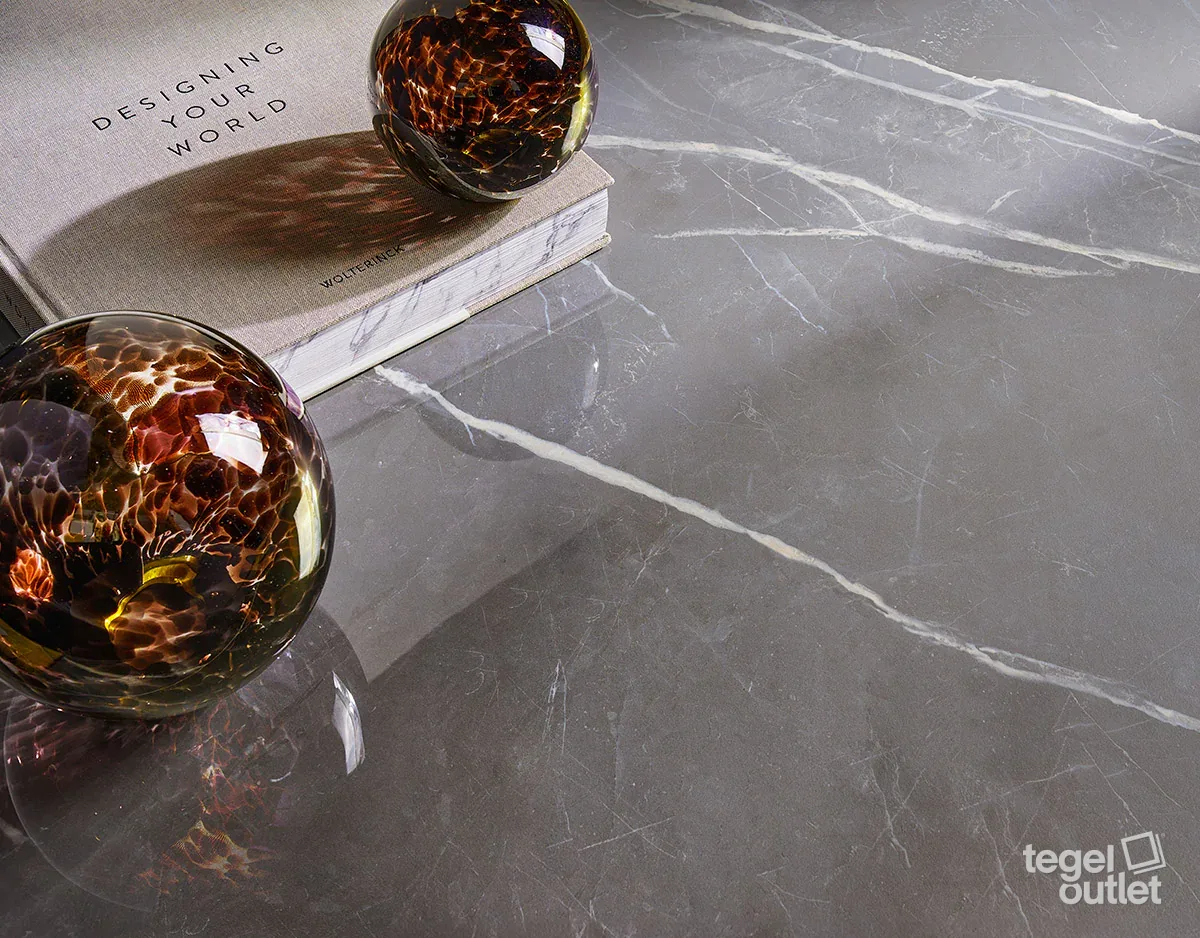 Carreau effet marbre Saime Royal Grey, image d'ambiance