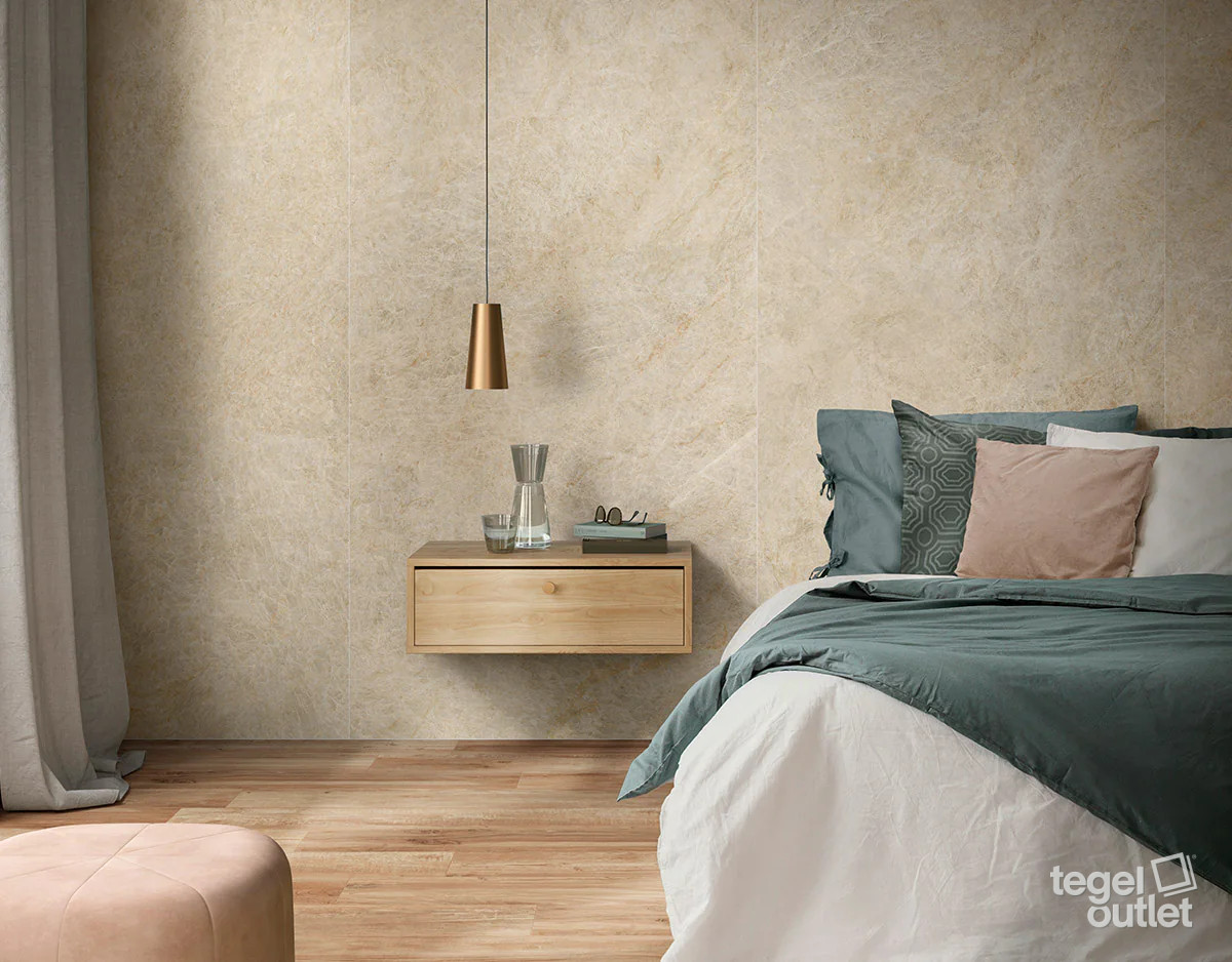 Saime Royal Beige marmerlook wandtegels in een slaapkamer
