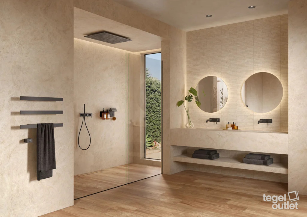Badkamer met inloopdouche en grote beige tegels op vloer en wanden