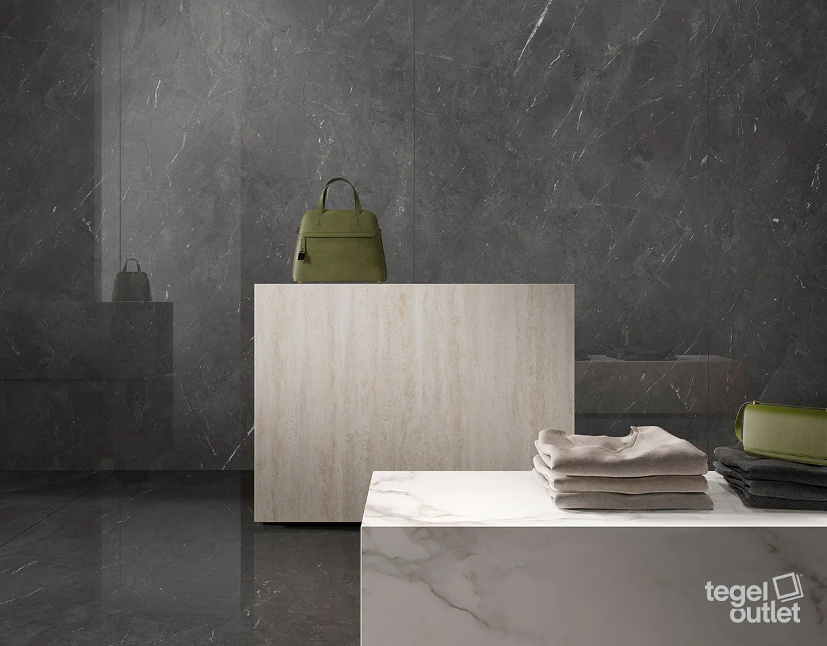 Saime Royal Dark marmerlook wand en vloer in een badkamer