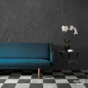 Saime Royal Dark effet marbre sur les murs et le sol d'une salle de bains