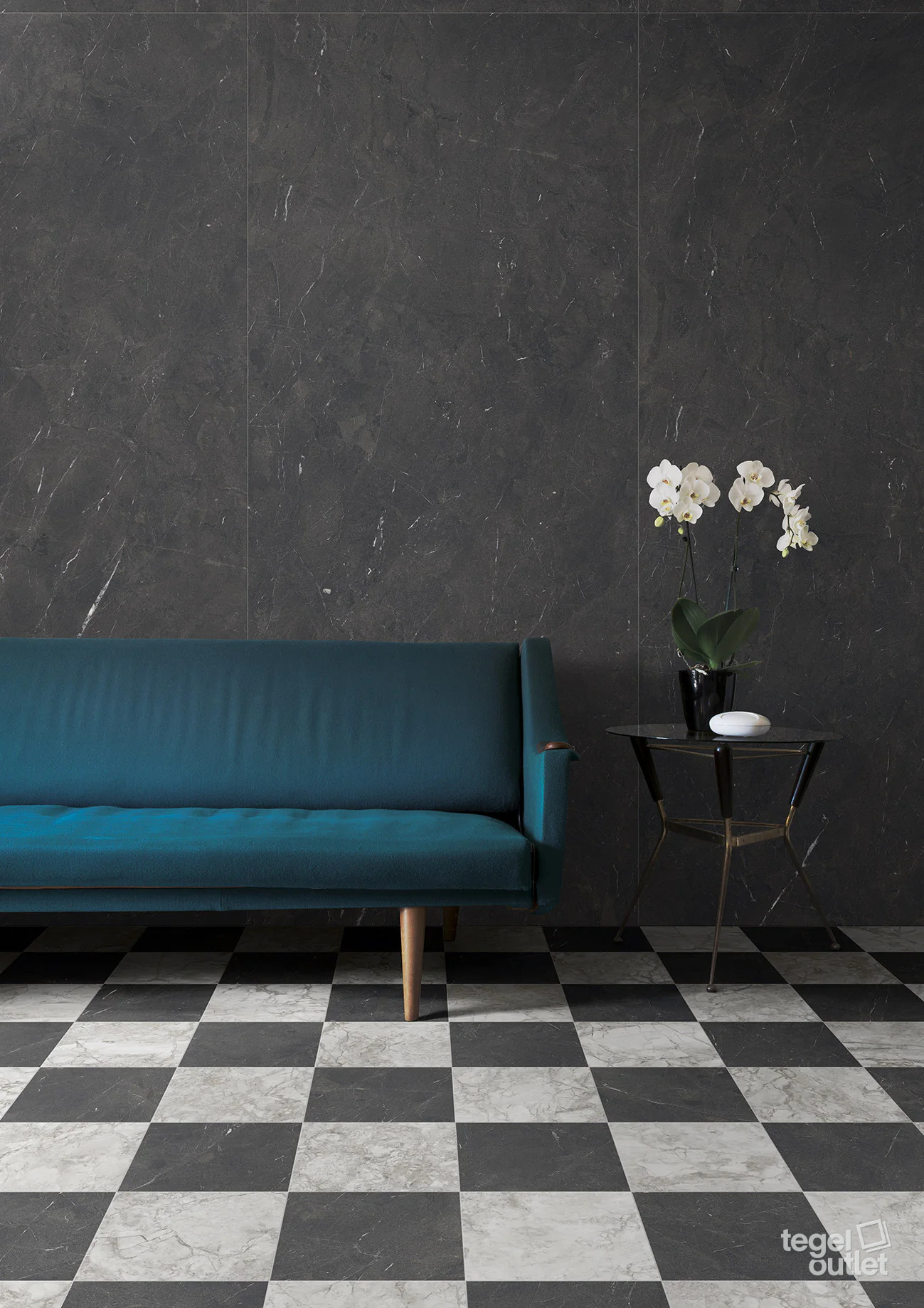 Saime Royal Dark marmerlook wand met dambordvloer in een woonkamer