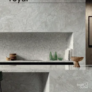 Saime Royal Silver 120×278 en finitions polie et mate, avec Royal Mozaïek Silver 30×30 dans une cuisine