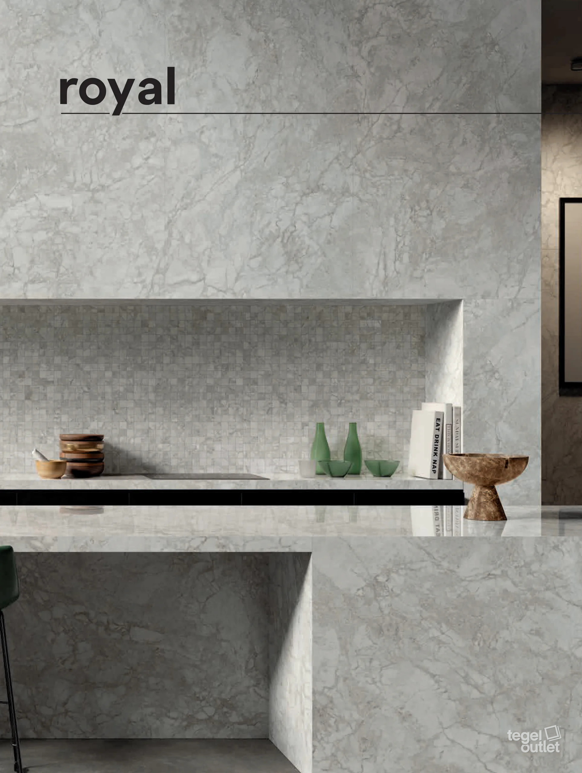 Saime Royal Silver 120×278 gepolijst en mat, met Royal Mozaïek Silver 30×30 in een keuken
