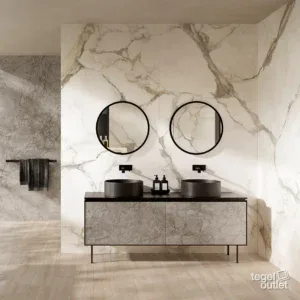 Saime Royal White, dalles polies 120×278 aux murs et carreaux mats 120×120 au sol dans un salon