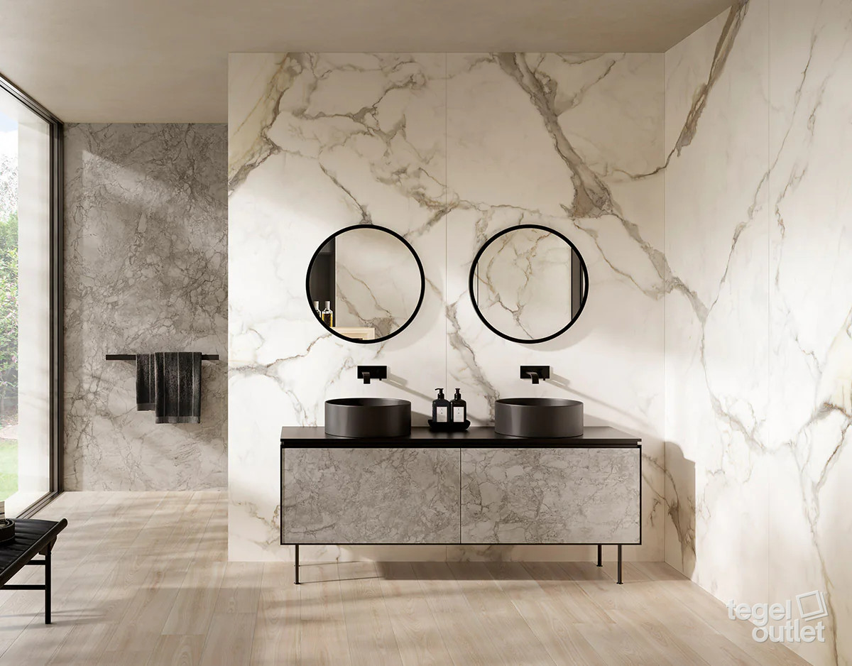 Saime Royal White marmerlook wand- en vloertegels in een badkamer