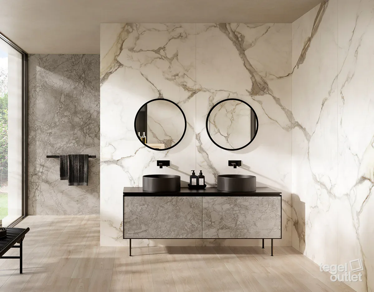 Carreaux muraux et de sol effet marbre Saime Royal White dans une salle de bains
