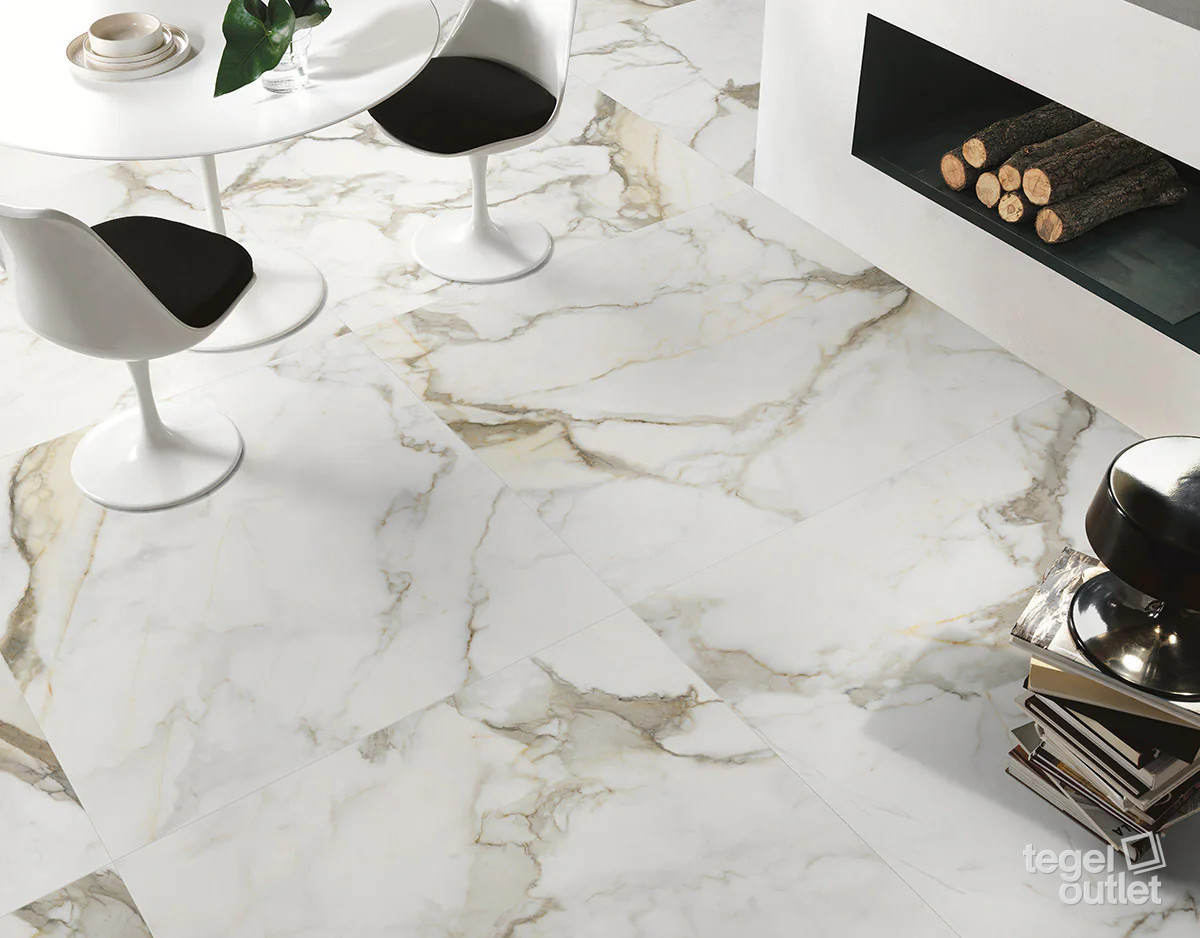 Saime Royal White en Royal Dark 60×60 als dambordvloer met open haard
