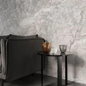 Saime Royal Silver marmerlook wandtegels in een zithoek