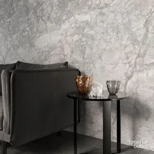 Saime Royal Silver, carreaux muraux effet marbre dans un coin salon