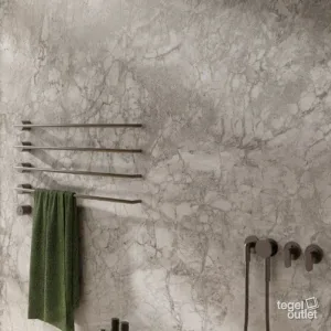Saime Royal Silver, carreaux muraux effet marbre dans un coin salon