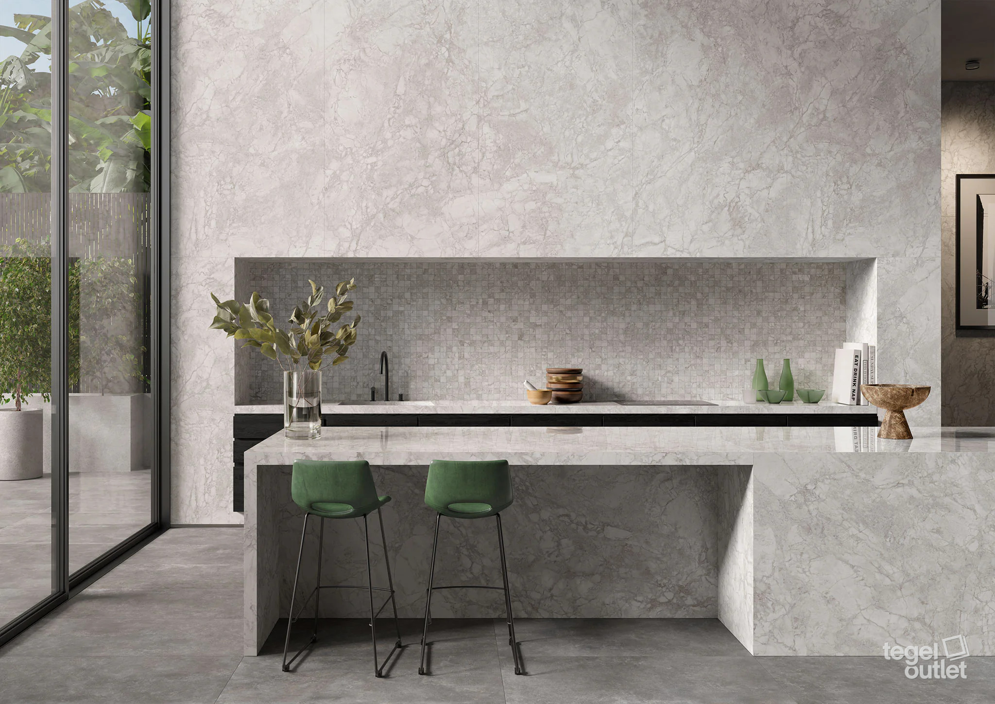 Saime Royal Silver platen 120×278 en Royal Mozaïek Silver 30×30 in een keuken
